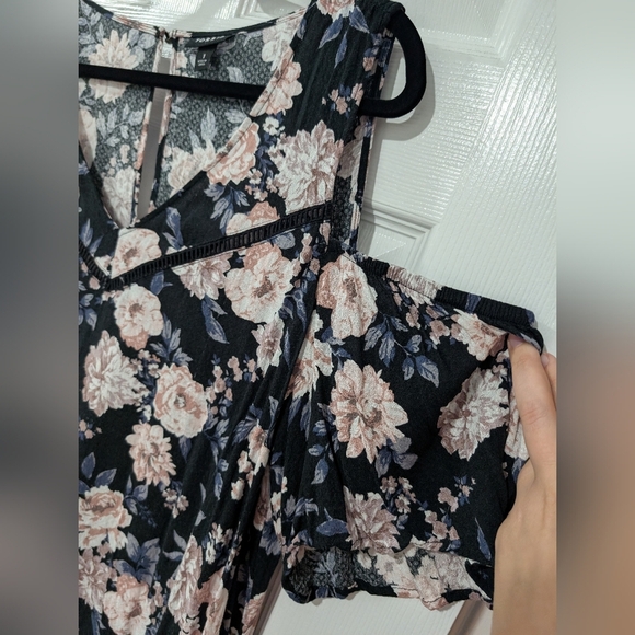 Torrid Black Floral Textured Woven With Eyelet Trim Cold Shoulder Top Size 1 - Picture 9 of 15